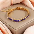 Dettaglio del bracciale a catena intrecciata placcato oro con cristalli blu e bianchi - Oro con zircone blu scuro e bianco