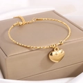 Détail du bracelet pendentif cœur doré avec texture facettée et fermoir mousqueton robuste - Or Grand Coeur