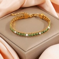 Vista dettagliata del bracciale a triplo strato dorato con pietre verdi e bianche - Oro con zircone verde chiaro e bianco