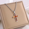 Nahaufnahme der Silberhalskette mit Kreuz und Bernstein-Zirkon auf Schmuckkästchen - Silber Orange Zirkonia Kreuz Halskette