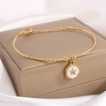 Detalle de colgante de estrella dorada en cadena inoxidable sobre estuche de lujo - Estrella de Cinco Puntas de Esmalte Dorado
