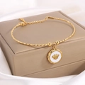 Détail du pendentif abeille dorée sur une chaîne fine avec fermoir et extension - Abeille en Émail Or
