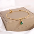 Détail du bracelet en acier inoxydable doré avec pendentif en cristal vert en poire - Or Zircone Vert Émeraude