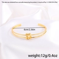 Detalle del brazalete de nudo de acero chapado en oro con texturas de malla y pulido - Dorado Abierto (Nudo)