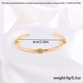 Detalle del brazalete rígido dorado trenzado con un diámetro de 6 cm y un peso de 9 gramos - Dorado Abierto (Decoración Tres Anillos)