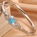 Bracelet Claddagh argenté avec pierre précieuse cœur bleu ciel et détails en cristal - Bracelet Jonc Argenté Pierre Bleue