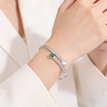 Détail du cœur vert émeraude et nacre sur le bracelet en argent avec pavé de zircons - Couleur Argent (Cœurs Émeraude et Nacre)