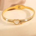 Detalle de pulsera de corazón bañada en oro con nácar sintético y pavé de circonio - Brazalete Corazón Oro con Fila Única de Diamantes de Imitación