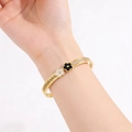 Bracelet trèfle doré en acier inoxydable avec motif grec et détails en émail chic - Or Clé Grecque Fleur à une Rangée
