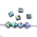 Detailweergave van natuurlijke abalone schelp klaver kralen met een iriserende glans - Bladeren