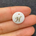 Perle en coquillage naturel blanc avec lettre H dorée pour création de bijoux DIY - Lettre H / 15mm / Lettre H