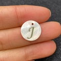 Pendentif rond en nacre naturelle avec lettre J dorée pour bijoux artisanaux - Lettre J / 15mm / Lettre J
