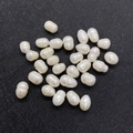 Natürliche weiße Süßwasserperlen in Reisform mit schillerndem Glanz für DIY-Schmuck - 10-25mm / 50 Stück Set / Weiß