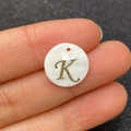 Pendentif circulaire en nacre blanche avec lettre K dorée pour bijoux DIY - Lettre K / 15mm / Lettre K