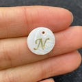 Perle ronde en coquillage blanc avec lettre N dorée pour création de bijoux DIY - Lettre N / 15mm / Lettre N
