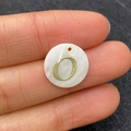 Perle ronde en nacre blanche avec lettre O dorée pour accessoire de bijoux DIY collier - Lettre O / 15mm / Lettre O