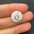 Pendentif rond en coquillage naturel de 15mm avec lettre Q dorée pour bijoux DIY - Lettre Q / 15mm / Lettre Q