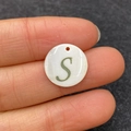 Pendentif en nacre blanche avec lettre S dorée pour colliers DIY et bijoux créatifs - Lettre S / 15mm / S