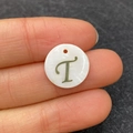 Pendentif rond en coquillage naturel 15mm avec lettre T dorée pour bijoux DIY - Lettre T / 15mm / Lettre T