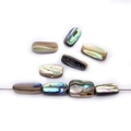 Gedetailleerde macro-opname van iriserende abalone schelpkralen voor DIY sieraden maken - Tand