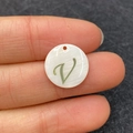 Perle ronde en nacre naturelle blanche avec lettre V dorée pour création de bijoux - Lettre V / 15mm / Lettre V