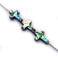 Vue macro de trois perles en nacre d'abalone en forme de croix pour création de bijoux - Croix / 13x18mm
