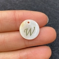 Pendentif rond en nacre blanche naturelle avec lettre W dorée pour création de bijoux DIY - Lettre W / 15mm / Lettre W