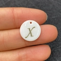 Pendentif en nacre blanche avec lettre X dorée pour la création de bijoux DIY - Lettre X / 15mm / Lettre X