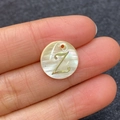Pendentif rond 15mm en nacre naturelle avec lettre Z dorée pour bijoux DIY - Lettre Z / 15mm / Lettre Z
