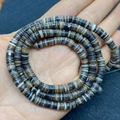 Makroaufnahme von 5-8 mm bunten Naturmuschelperlen mit polierter Textur - 5-8 mm / Dunkelbraun Creme Mix (Nr.4)