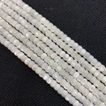 Makroaufnahme von Natur-Perlmutthellen-Perlen mit Perlglanz auf schwarzem Textilgrund - 4x6mm / Weiß
