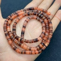 Nahaufnahme der orangefarbenen und schwarzen Heishi-Muschelperlen für DIY-Schmuck - 5-8 mm / Orange Schwarz Mix (2#)