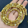 Makro-Detail von natürlichen Muschelperlen mit gelben Streifen für DIY-Schmuckherstellung - 5-8 mm / Gelb Braun Gestreift (3#)