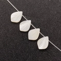 Natürliche weiße Perlmutt-Loseperlen in Blattform für die DIY-Schmuckherstellung - 10x14mm / Weiße Muschel