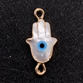 Detailaufnahme der Hamsa Hand Muschel Anhänger mit Evil Eye und Goldplattierung - 10x21