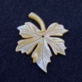 Ahornblatt-Anhänger aus natürlicher Muschel mit schimmerndem Glanz für DIY-Halsketten - 25x30mm / Gelb
