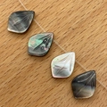 Natürliche blattförmige Muschelanhänger aus schwarzer Perlmutt mit schillerndem Glanz für DIY - 10x14mm / Schwarze Muschel