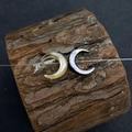 Detalle macro de cuentas de concha natural en forma de luna con brillo nacarado para joyas - Concha Negra Agujero Recto