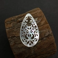 Vue macro d'un pendentif en forme de goutte ajouré sculpté en nacre naturelle - N°14 20x35mm
