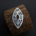 Vue macro d'un pendentif en nacre naturelle avec gravure irisée sur bois - N°15 20x40mm