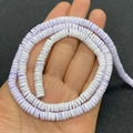 Handgehaltene Ansicht von 5-8mm lila-weißen marmorierten Scheibenperlen für DIY-Schmuck - 5-8 mm / Lila Weiß Marmor (Nr.15)