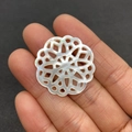 Perle en coquillage naturel évidée avec gravure florale irisée pour colliers DIY - No.5 Style Radial Floral Rond (30mm)