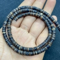 Handgehaltene 5-8mm gefärbte natürliche Muschel Heishi-Perlen in Erdbraun und Schwarz - 5-8 mm / Dunkelbraun Beige (Nr.18)