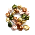 Makro-Detail von unregelmäßigen Barock-Perlen mit metallischem Glanz für DIY-Schmuck - Hellgoldener Stil (4)