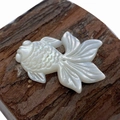Handgemaakte goudvis hanger van wit parelmoer met een natuurlijke iriserende schelpglans - 21x30mm / Witte Schelp