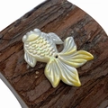 Handgemaakte goudvis hanger van iriserende natuurlijke schelp voor DIY sieraden maken - 21x30mm / Gele Schelp