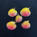 Détail de cinq pendentifs en coquillage avec bordure dorée et dégradé rose-jaune - Dégradé Orange Jaune Rose (4)