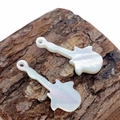 Polierte Anhänger aus natürlicher weißer Perlmuttschale in Gitarrenform mit Glanz - 11x24mm / Weiße Muschel