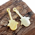 Gitaarvormige natuurlijke gele parelmoer schelphangers voor sieraden op houten achtergrond - 11x24mm / Gele Schelp