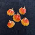 Lot de cinq pendentifs en forme de coquille orange dégradé avec bords en métal doré - Dégradé Rouge Jaune (1)